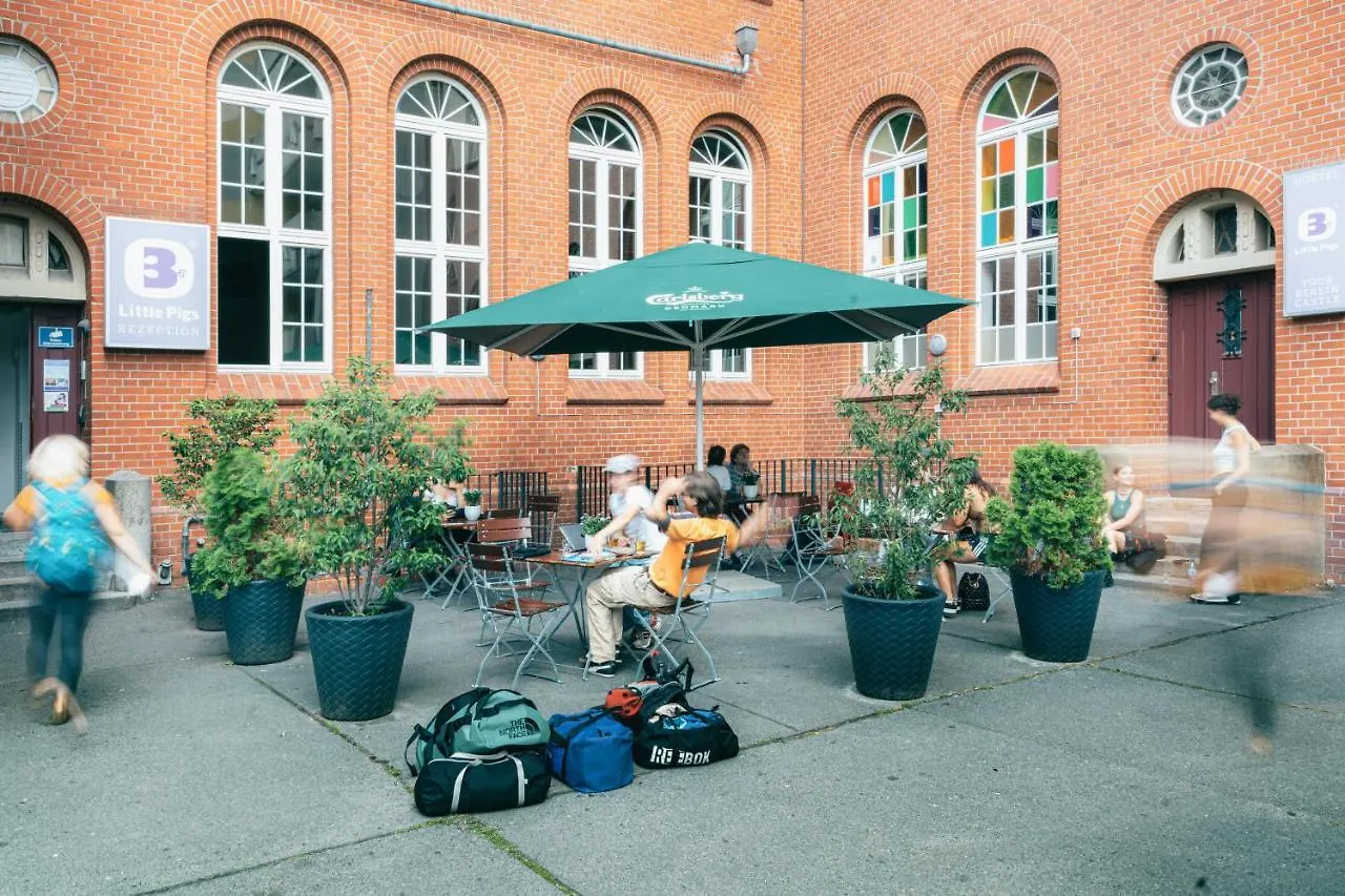 Three Little Pigs Hostel - Your Berlin Castle
