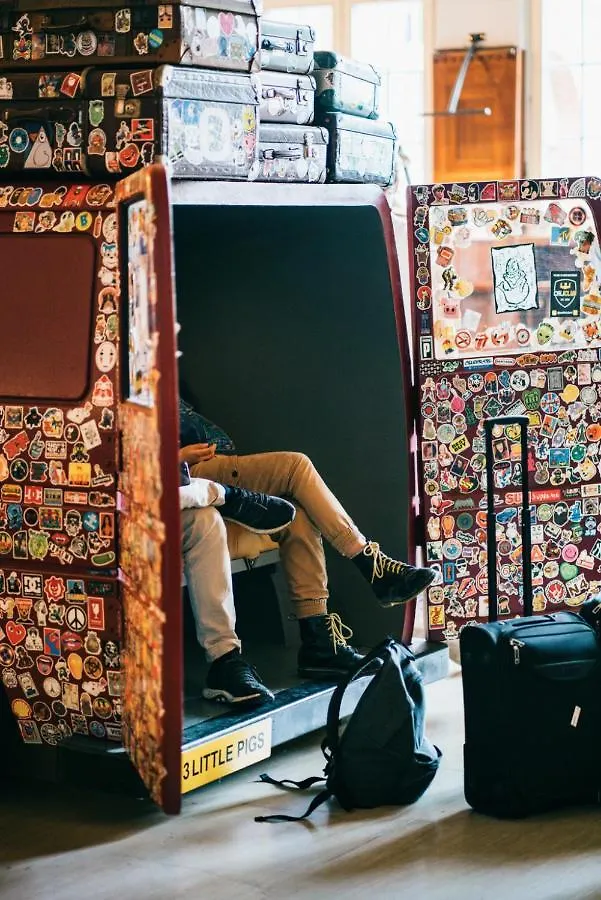 Three Little Pigs Hostel - Your Berlin Castle