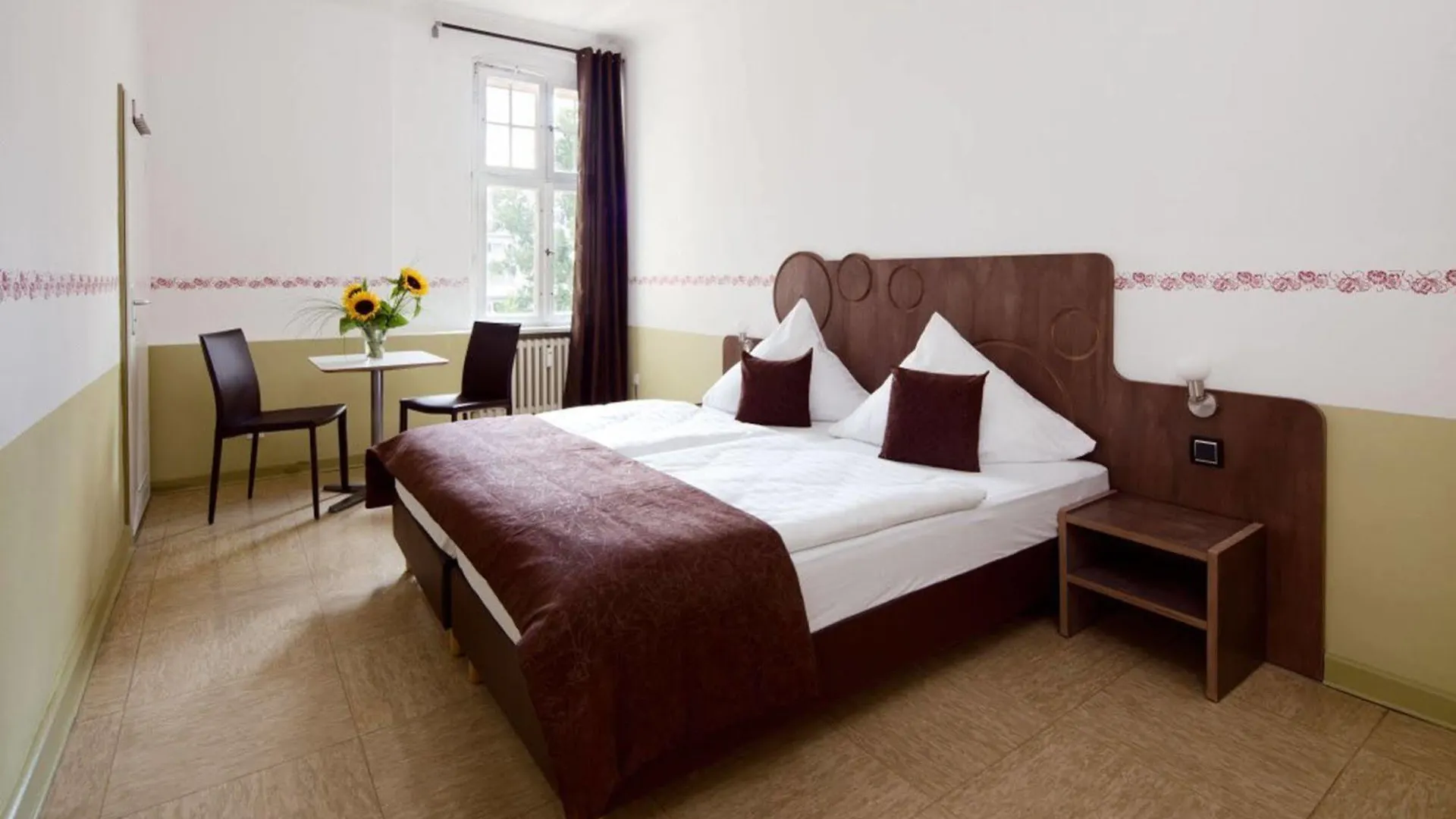 Three Little Pigs Hostel - Your Berlin Castle